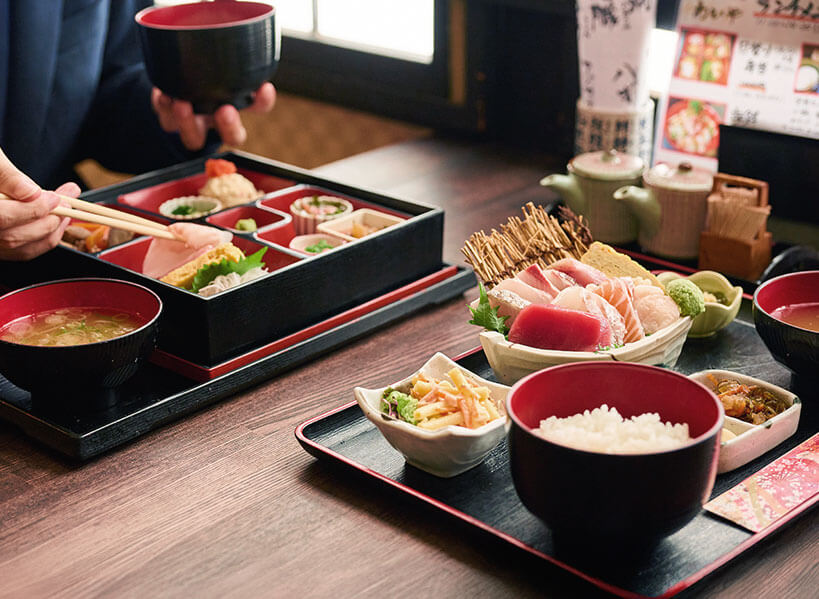 平日限定のランチタイムには、新鮮な海の幸を存分に楽しめるランチ定食が人気