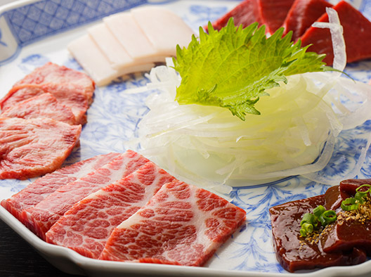 上質な脂の甘みと弾力のある食感を楽しめる馬刺し