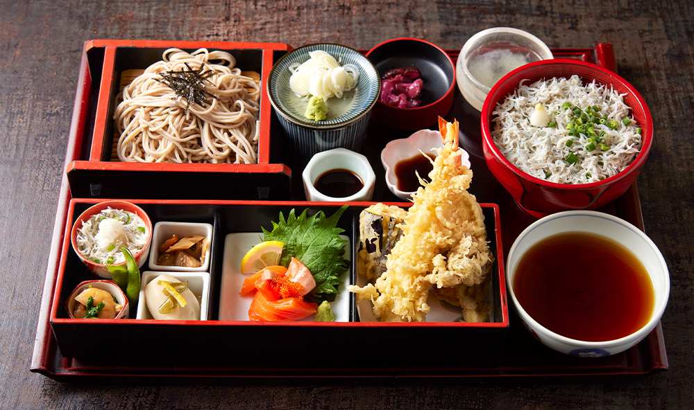 ふっくらと仕上げられたうなぎやこだわりの蕎麦は、職人技が光る逸品。