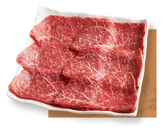 一枚一枚、部位に合わせて最適な厚みに手切りされる牛肉