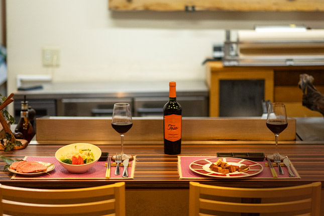 鉄板焼き専用のカウンター席は、記念日やデートに人気