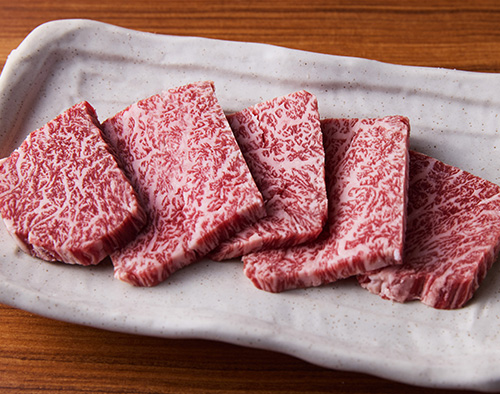 赤身と霜降りのバランスが良く、人気が高い上ハラミ（カイノミ）