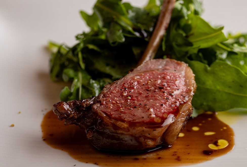 特別な日にふさわしい、贅沢な食材を惜しみなく使用したメインの肉料理