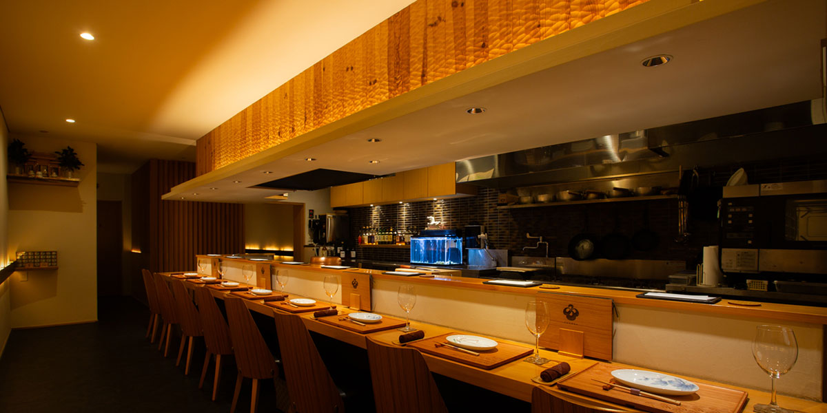 木の温もりあふれるカウンターで楽しむ揚げたての天ぷら