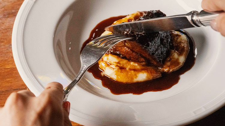 高級ワイン「バローロ」を使用して、やわらかくなるまでじっくり煮込んだ和牛ホホ肉のバローロ煮