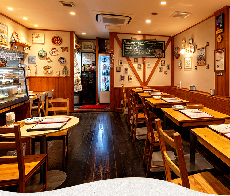 陽光が差し込む明るく開放的なテーブル席