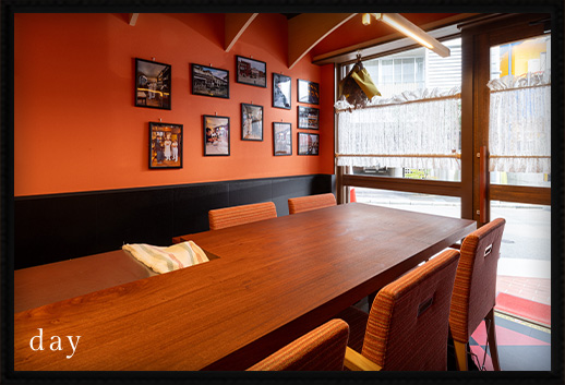 オレンジ色の壁と赤と黒の市松模様の床が印象的なモダン空間