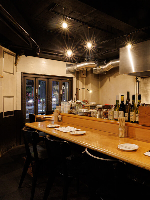 温かみのある照明に包まれた、落ち着いた雰囲気の席