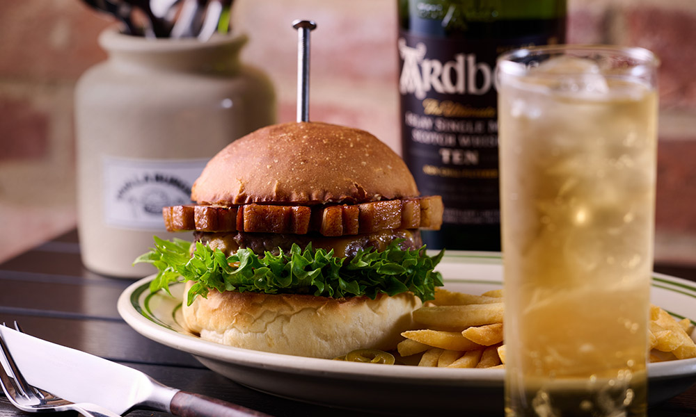 圧倒的な存在感を放つ看板メニューのビバラバーガー