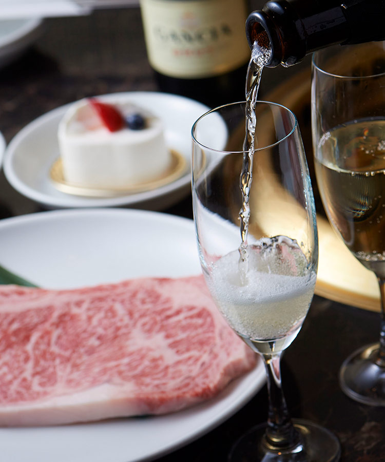 誕生日や記念日に華を添える特製ケーキと焼き肉