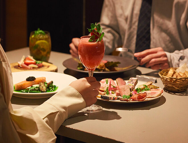 フレンチの技法と新鮮なフルーツ果汁を掛け合わせた独創的な料理を楽しめるレストランバー