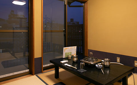 少人数から大人数まで、シーンに合わせて利用できる落ち着いた和空間