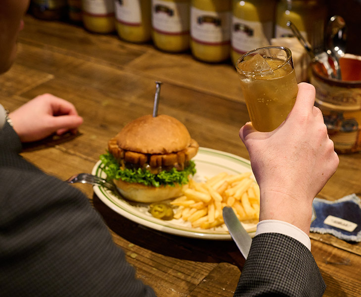 池袋駅周辺『VIVA LA BURGER(ビバラバーガー)』の口コミレポート。〝フレンチ〟と〝イタリアン〟の要素を取り入れた、人気の特製ハンバーガー