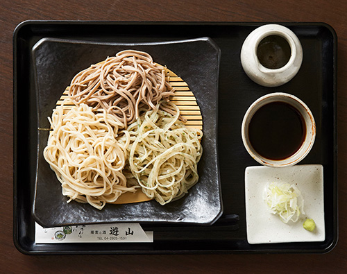 石臼で丁寧に挽いた蕎麦粉を職人の技で仕上げた蕎麦、こだわりのつゆも評判