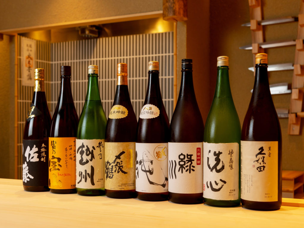 階に設えられた見事な一枚板のカウンター席。調理の風景も体験価値のひとつ