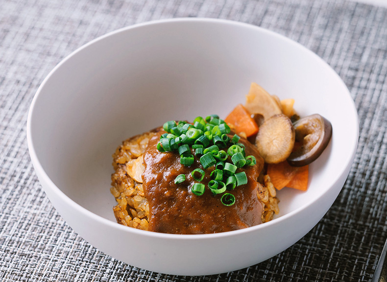 香ばしく焼き上げられたドライカレーが名物