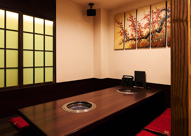 木の温もりあふれる落ち着いた店内