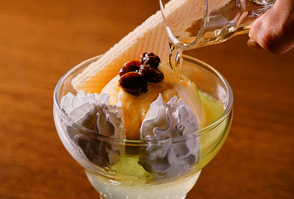 ウイスキーの香りが引き立つ、締めにおすすめの「オリジナル白州パフェ」