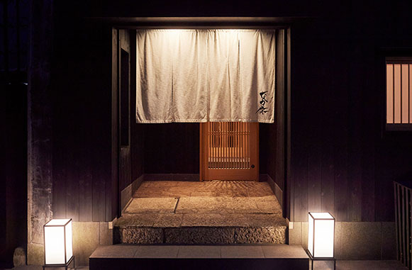 関内の喧騒を離れた路地裏に佇む、洗練された『なか條』の外観