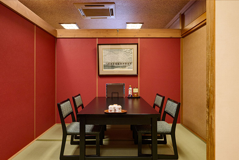 大小12の個室を完備した本館。庭園を眺めながら静かに美食を楽しめる