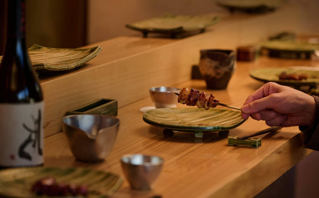 白金台駅周辺『焼鳥火團（ヤキトリカダン）』の口コミレポート。プラチナ通りの夜景を眺めながら伊達鶏の一串と銘酒を嗜む、人気のカウンター焼き鳥