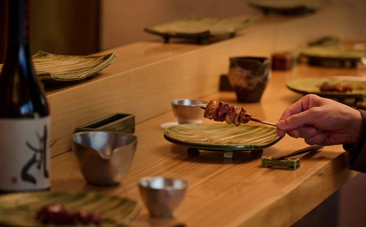 白金台駅周辺『焼鳥火團（ヤキトリカダン）』の口コミレポート。プラチナ通りの夜景を眺めながら伊達鶏の一串と銘酒を嗜む、人気のカウンター焼き鳥