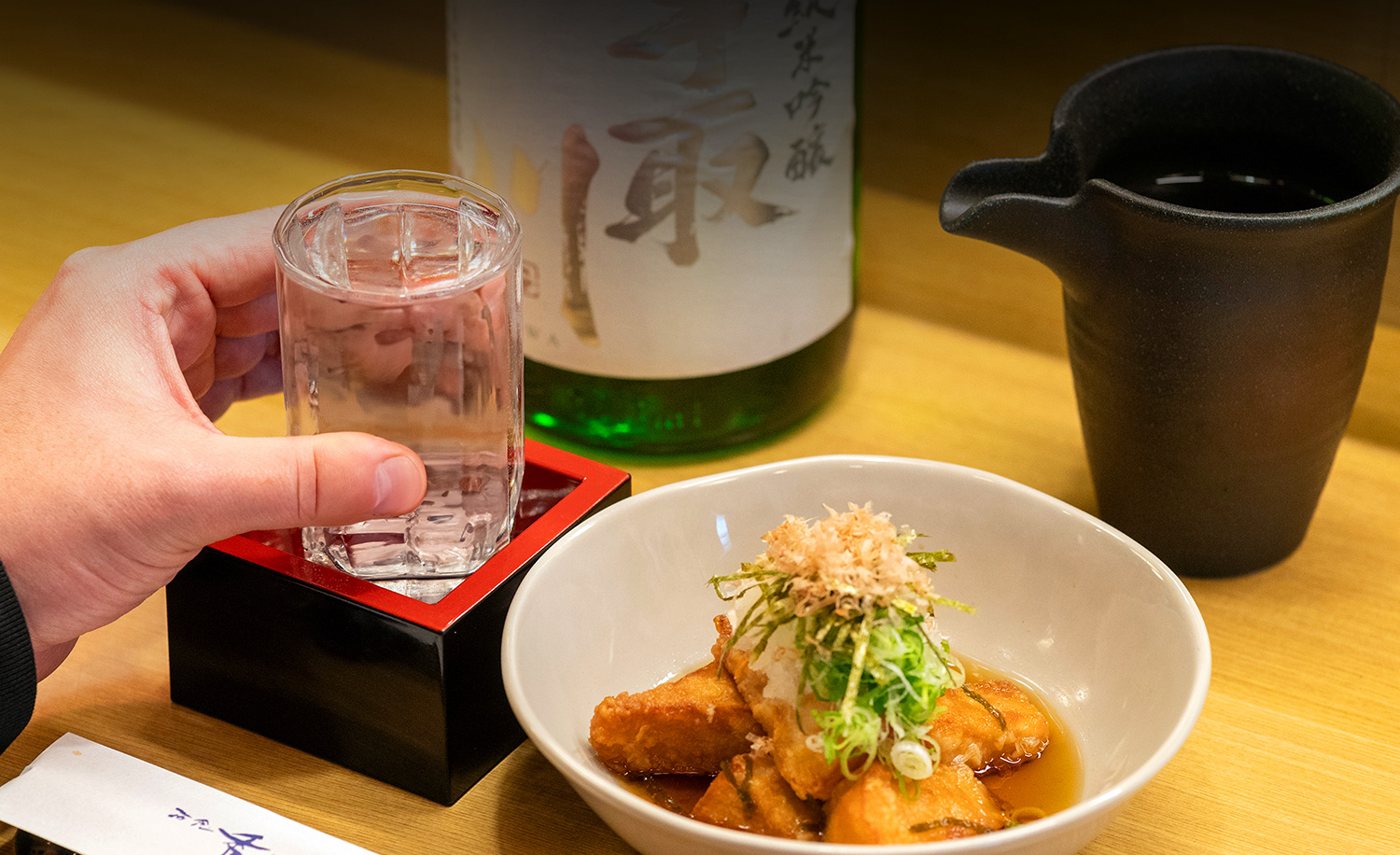 寿司だけでなく、地物の鮮魚や加賀野菜を使用した一品料理、豊富な地酒も揃う