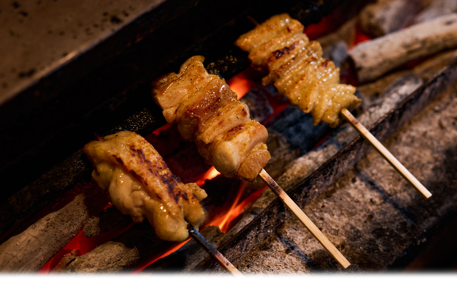 紀州備長炭の強火で一気に焼き上げ、旨味を閉じ込めた伊達鶏の串焼き