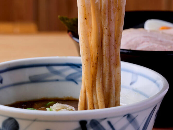 どろりと濃厚なスープに絡む自家製極太麺のつけ麺