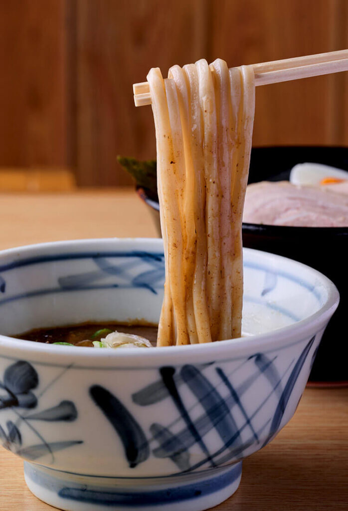 宇都宮市『村岡屋 本店(むらおかや ほんてん)』の口コミレポート。自家製極太麺と濃厚魚介豚骨スープが人気のつけ麺店