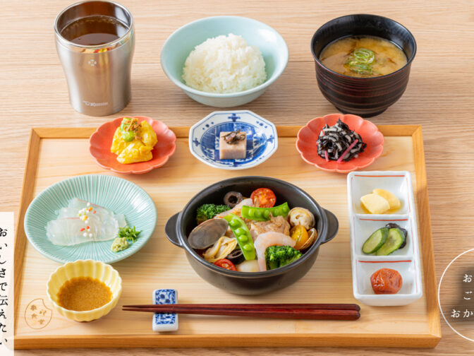 主菜や色とりどりの小皿が並ぶ「象印御膳」