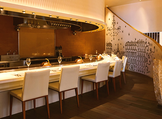 天井が高く開放感あふれる銀座店のダイニング。夜景も楽しめる大人の空間