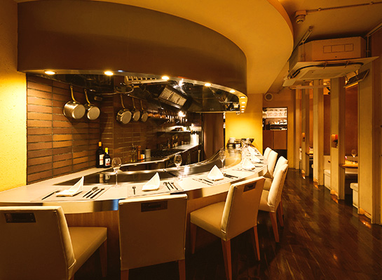 『ahill azabu（アヒル あざぶ）』さんの洗練されたカウンター席