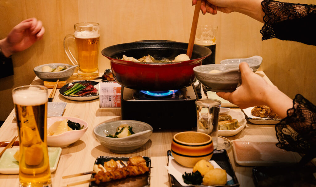 藤沢市・藤沢駅近く『旬菜串焼処 食』の口コミレポート。備長炭で焼き上げる信玄どりの串焼きと秋田名物きりたんぽ鍋が人気