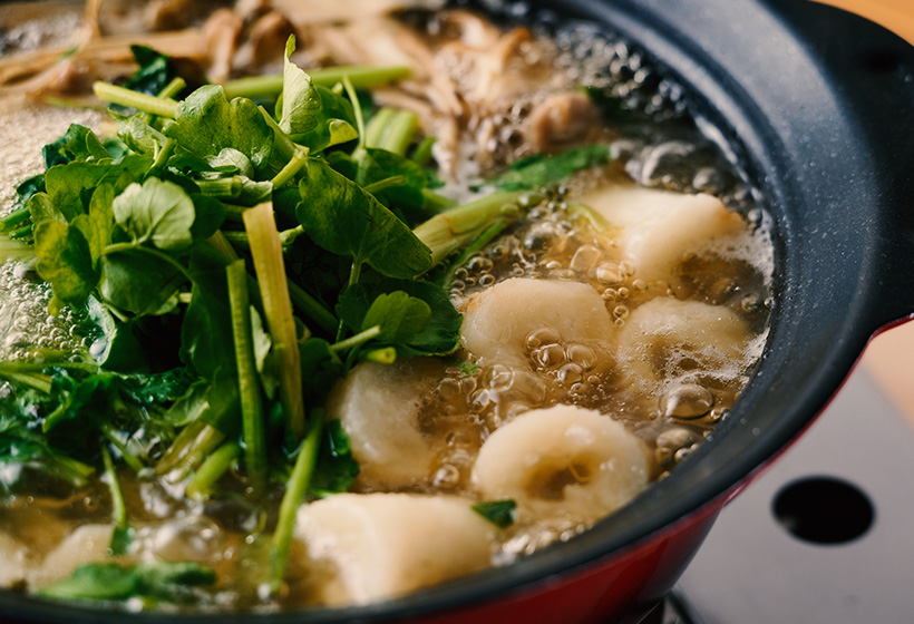 丸鶏の出汁が効いたスープに、手作りのきりたんぽが染み入る名物鍋