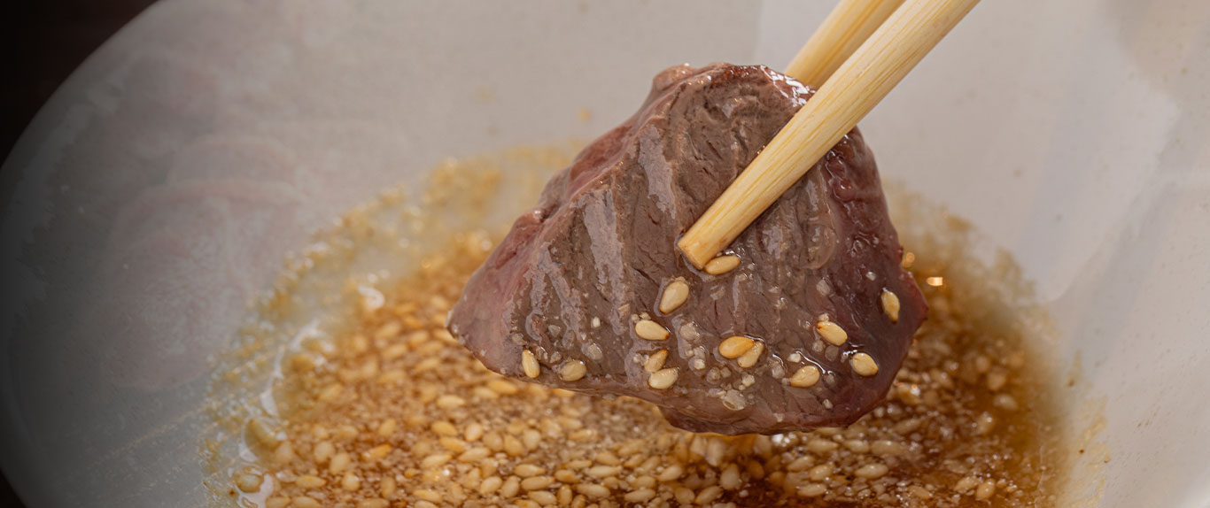 厚切り部位をさっと炙って。馬肉の概念が変わるジューシーな馬焼肉