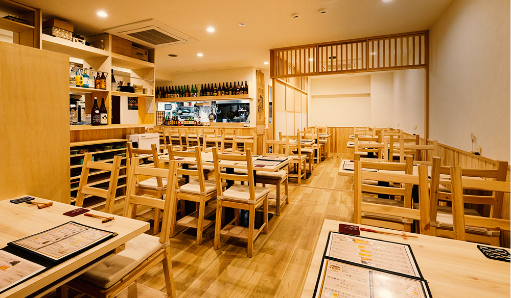 木目を基調とした温かみのある店内。カウンター席は一人飲みにも人気