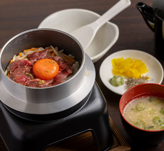 炊き立ての出汁香る釜飯に、レアな霜降り馬肉を後のせする至高の逸品