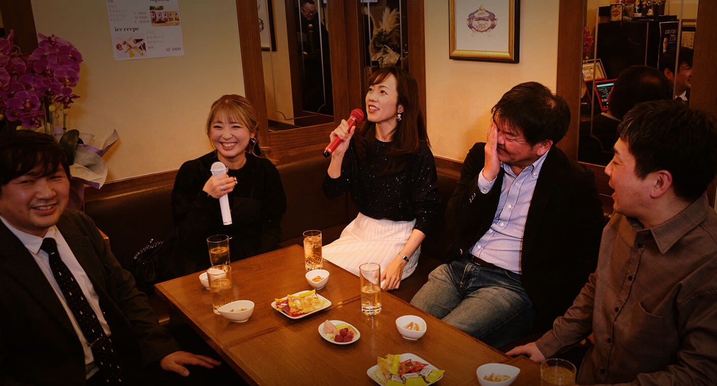 カラオケ完備のゆったりとしたテーブル席。少人数グループでの語らいや二次会にも最適