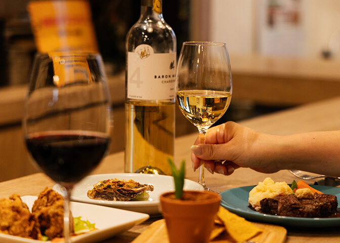 アメリカ南部の郷土料理とワインが並ぶ賑やかなテーブル