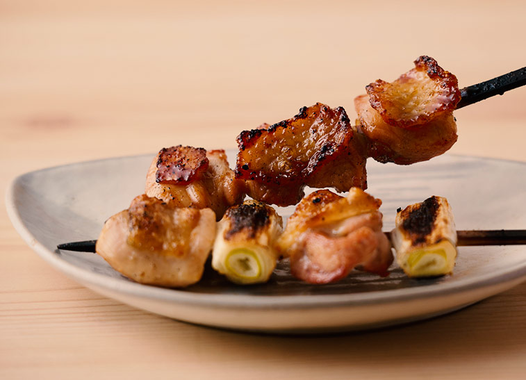 備長炭の香りを纏い、じっくりと焼き上げられた信玄どりの串焼き