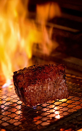 揺らめく炎を目の前に。五感で楽しむ薪焼きのライブパフォーマンス