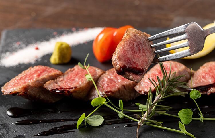 調理歴20年以上のオーナーが手掛ける、黒毛和牛のステーキや自家製ローストビーフが絶品