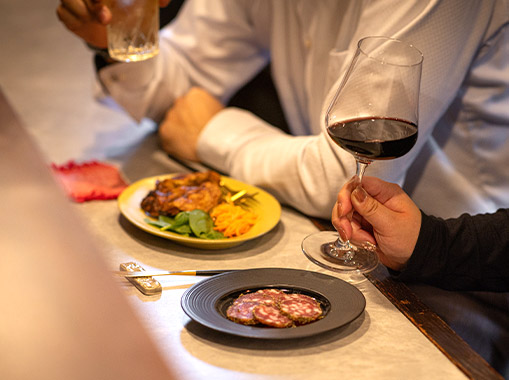 落ち着いたトーンでまとめられた全席禁煙のカウンター席