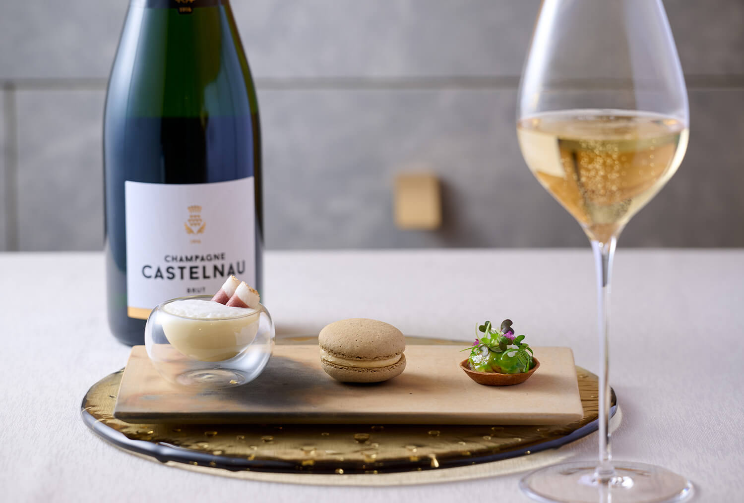 素材の力強い味わいを活かしつつ見た目の美しさや香り、食感に至るまで、五感を刺激するフレンチ