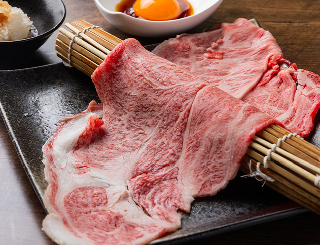 佐賀牛などの大判薄切り肉をさっと炙り、卵黄やおろしポン酢で味わう焼きすきしゃぶ