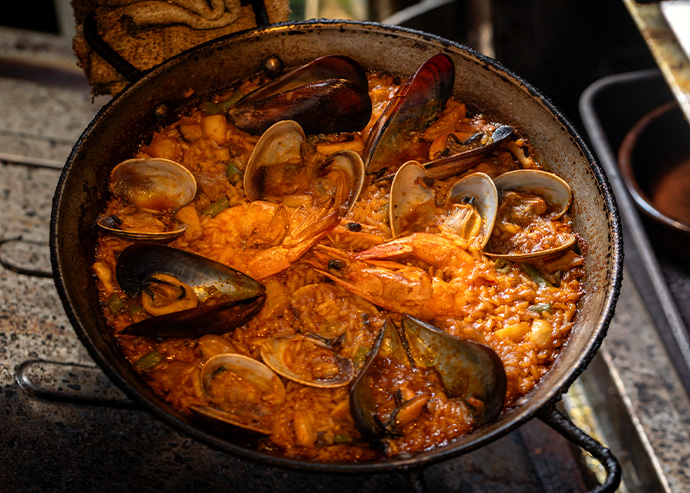 魚介の旨味が凝縮された、看板メニューのパエリア