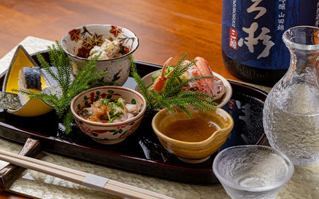 四季折々の旬が詰まった、目にも鮮やかな前菜の盛り合わせと地酒のペアリング