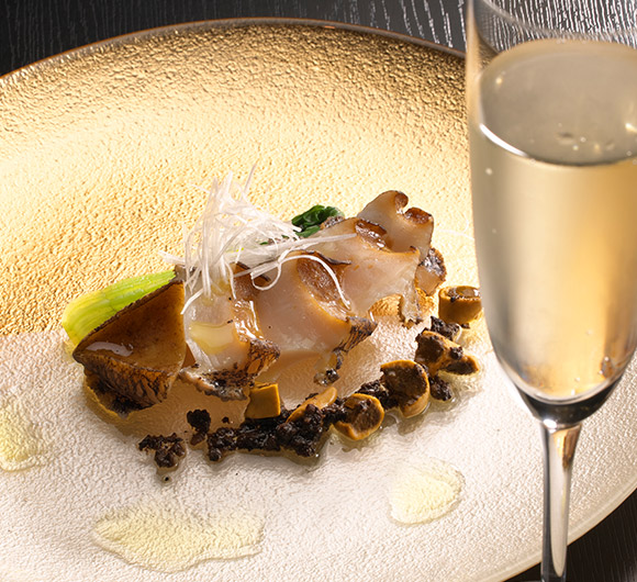 新鮮な鮑を豪快に焼き上げた華やかな鉄板料理