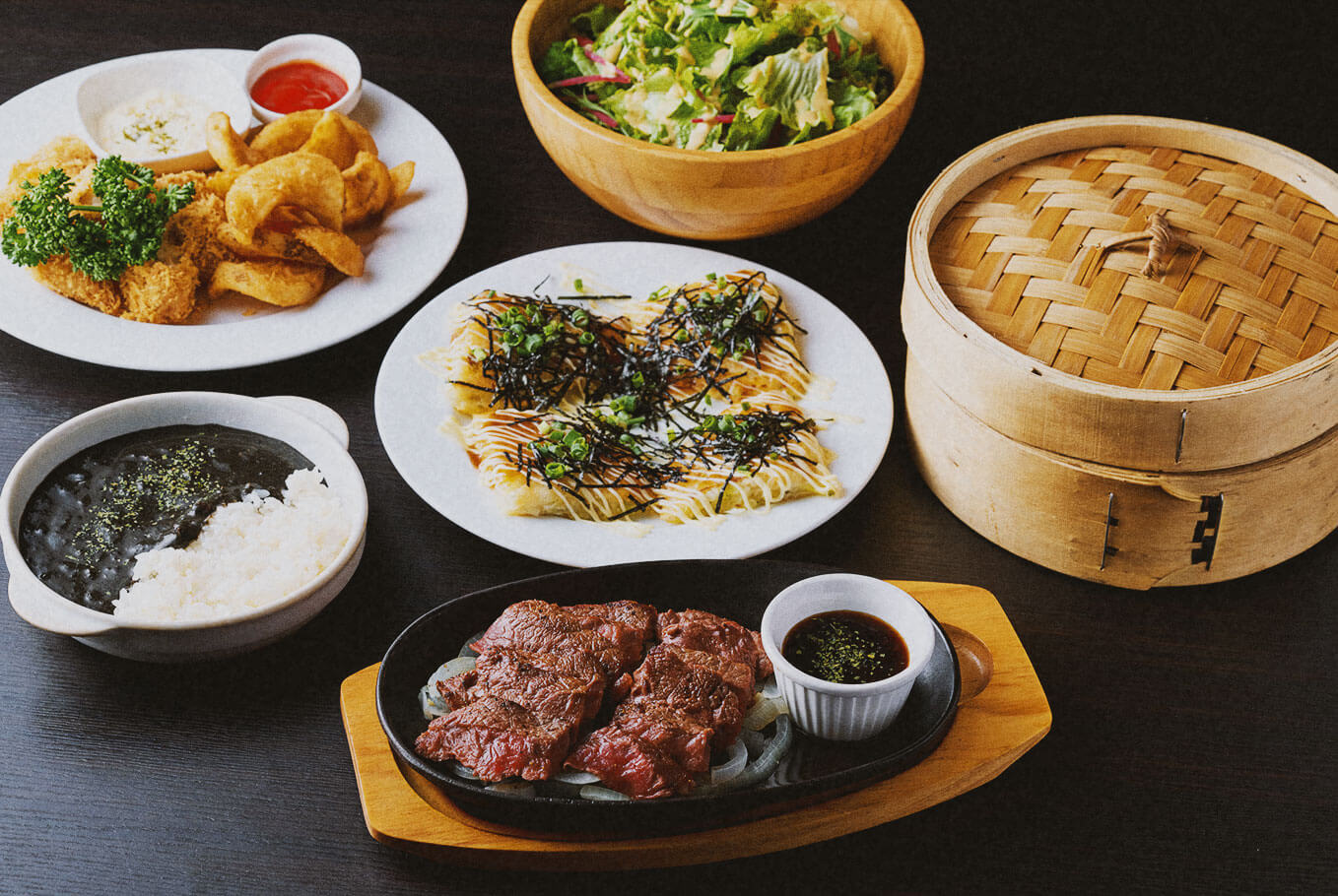 六本木駅近く『Dining Bar DoRa(ダイニングバー ドラ)』の口コミレポート。名物の黒カレーと和牛ステーキがおすすめ